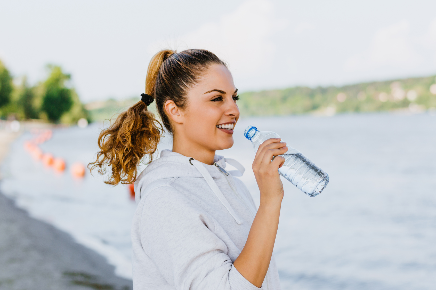 Пьет воду фото. Девушка пьет воду. Девушка утоляет жажду. Девушка пьет воду 1000x 1000. Пьет воду за рулем.